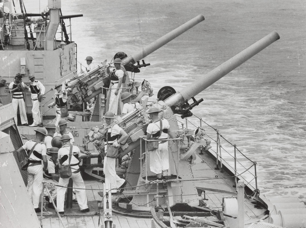 4 inch guns on "HMAS Sydney".light cruiser, class Perth.July 1940. - Александр 