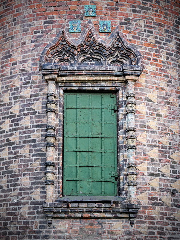 Окно и кованые ставни, декор фасада церкви Иоанна Предтечи в Ярославле - Николай Белавин
