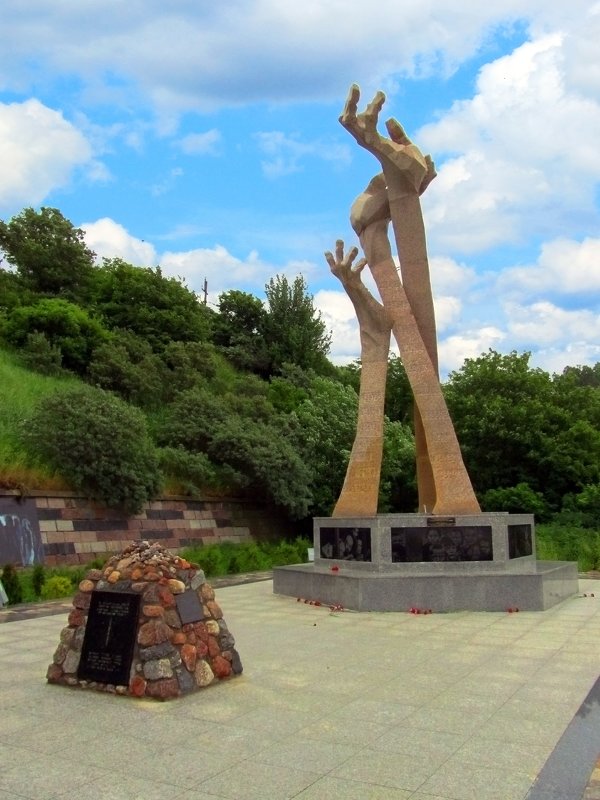 Памятник холокосту - Сергей Карачин