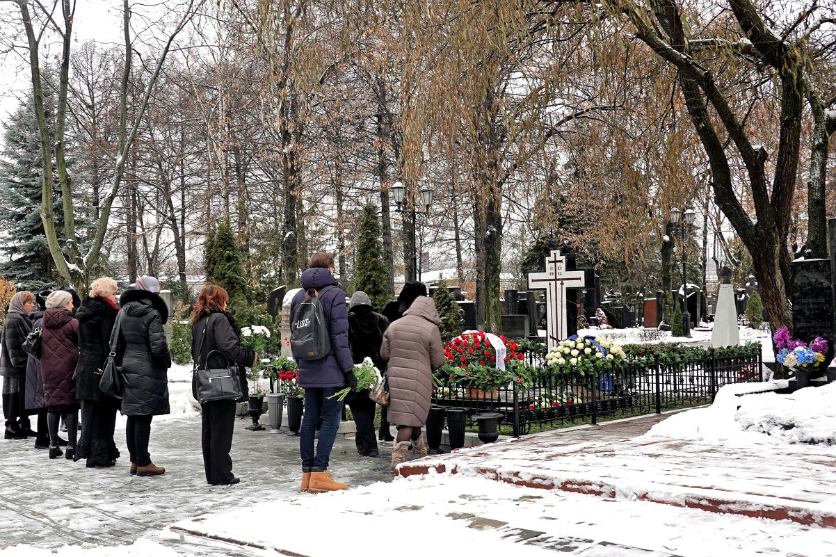 Весь день люди несли цветы Вишневской Галине Павловне. - Татьяна Помогалова