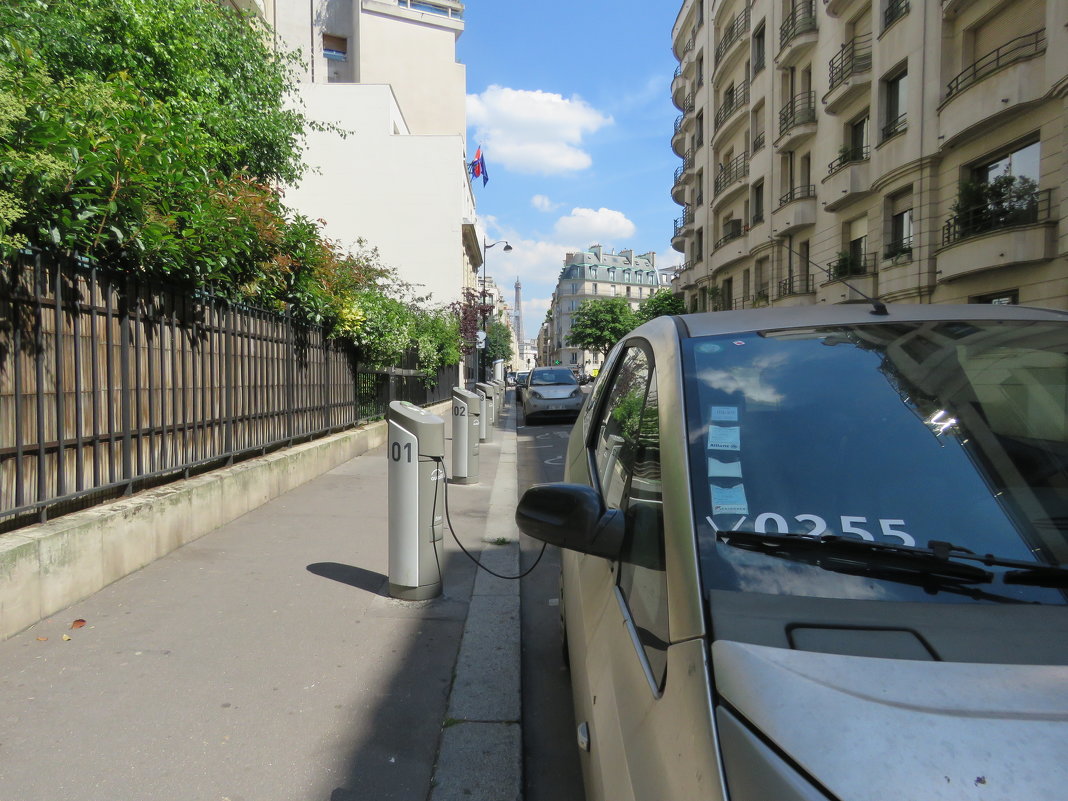 Зарядка электромобилей на улицах Парижа. - ИРЭН@ .