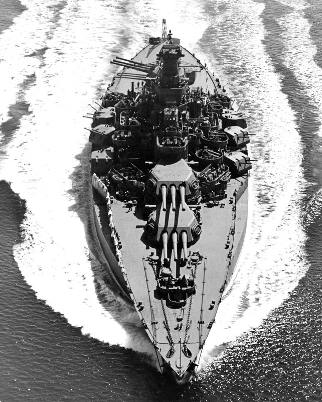 USS battleship"Tennessee" (BB-43), underway on 12 May 1943. - Александр 