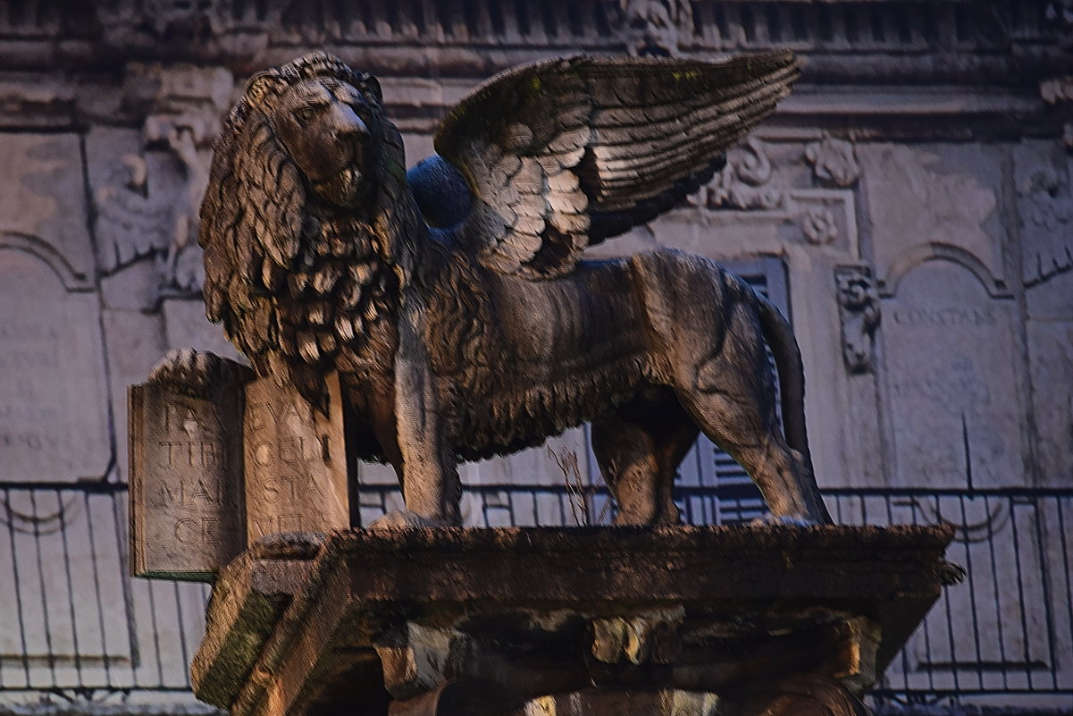 Италия. Верона. Крылатый лев-символ Венеции, под властью которой город был 400 лет. - Galina Leskova