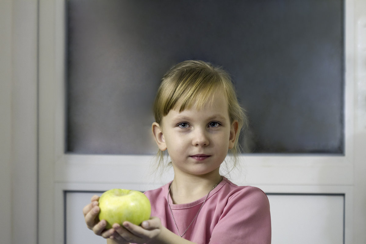 Девочка с яблоком - Валерий Басыров