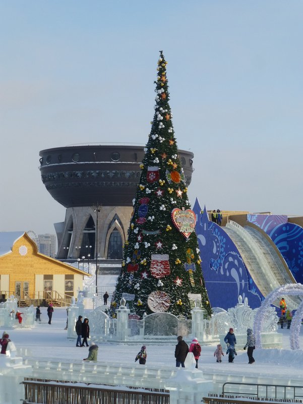 Главная елка Казани и ледовый городок открылись на площадке около Центра семьи «Казан» - Наиля 