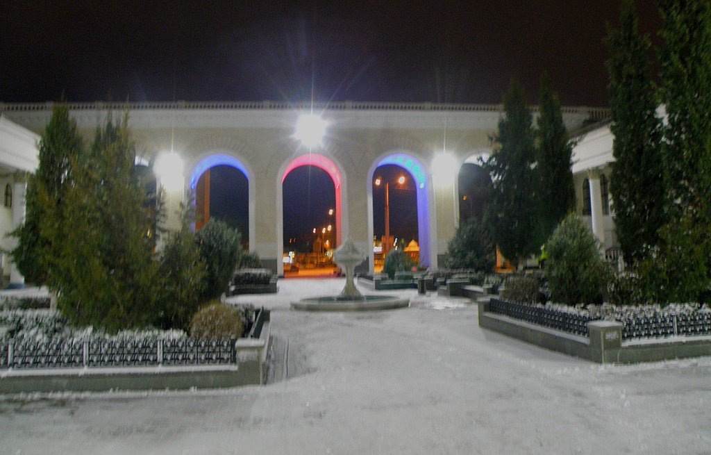 Внутренний дворик вокзала перед рассветом - Александр Рыжов