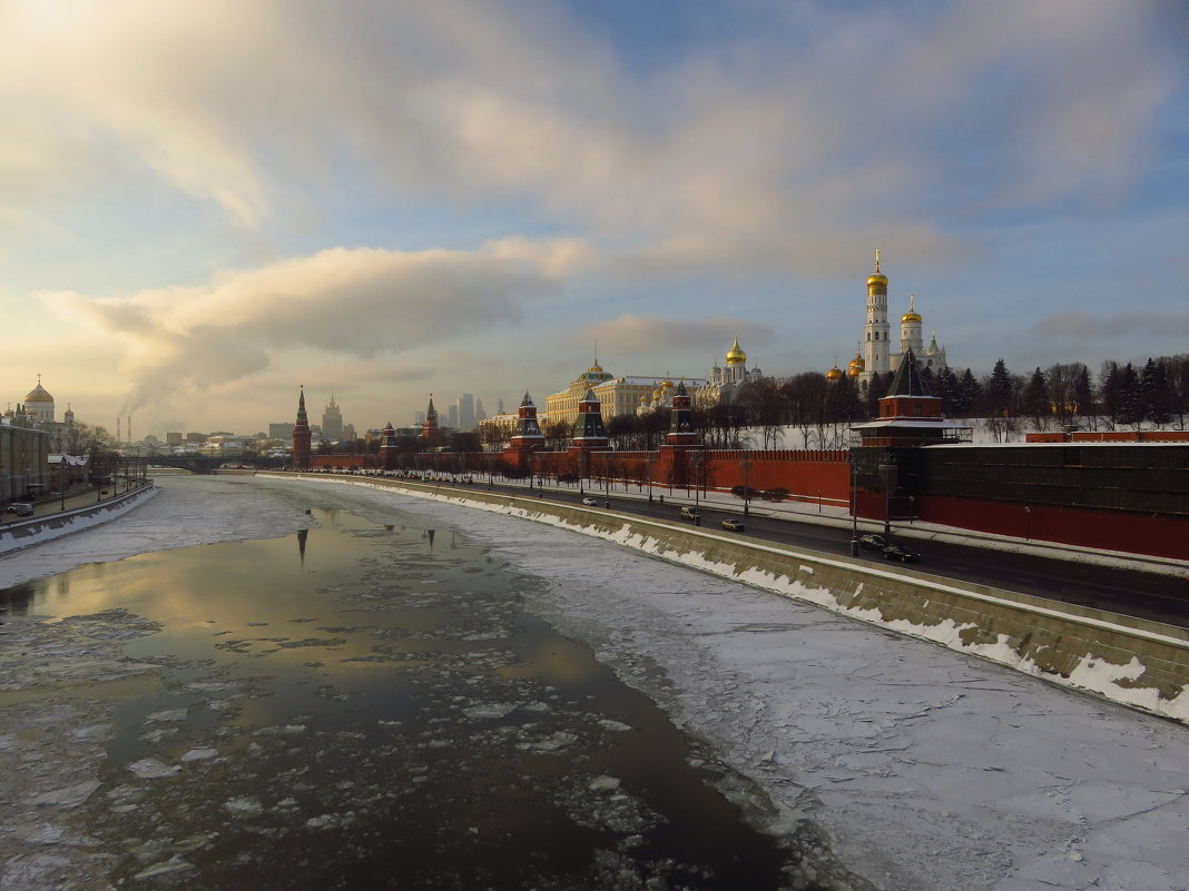 Пересекая Москворецкий мост (вариации на тему) - Андрей Лукьянов