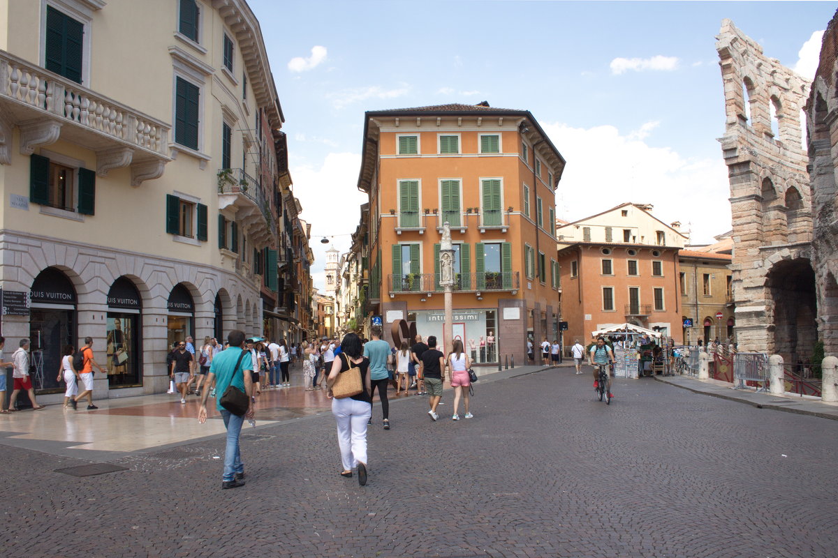 Piazzetta Scalette Rubiani с видом на амфитеатр Арена ди Верона. А в целом-интересное стритфото. - Лира Цафф