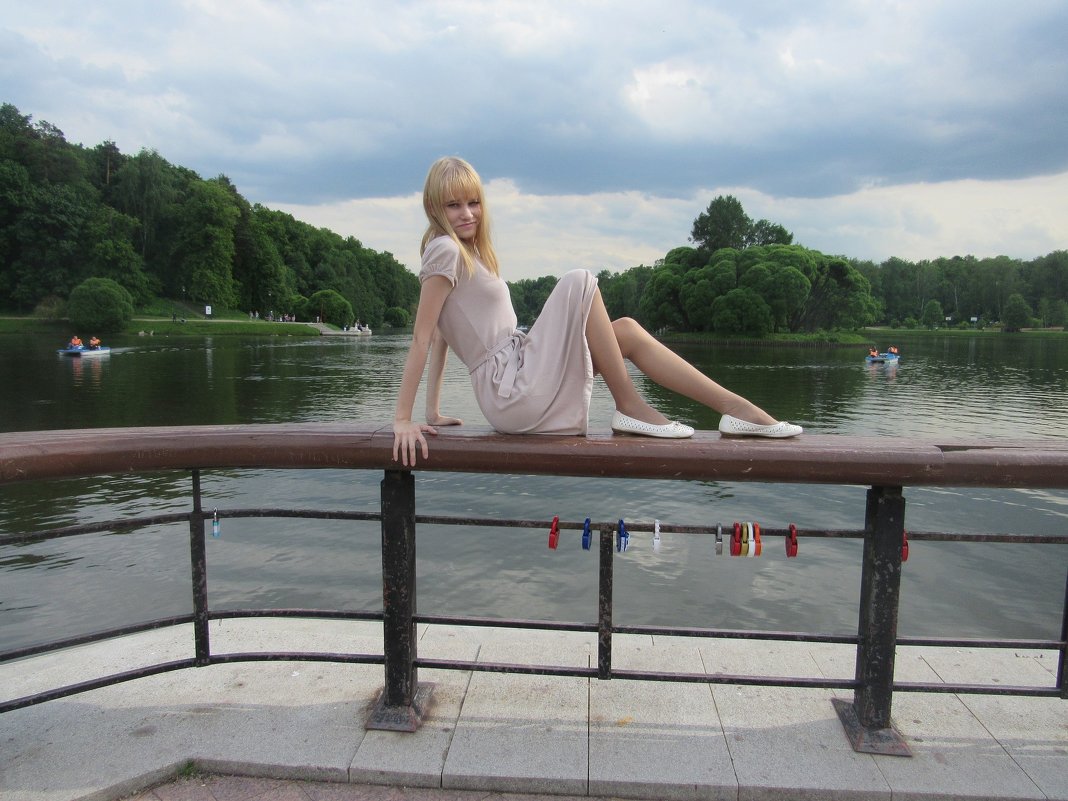 Девушка на фоне пейзажа Царицыно - Виктория Соболевская