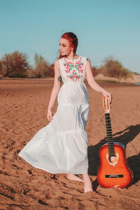 Девушка с гитарой - Оленька Корнеева