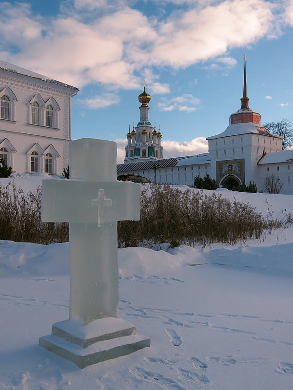 Возле ледяного креста и Крещенской проруби, на пруду в Толгском монастыре, 18 января 2019 - Николай Белавин