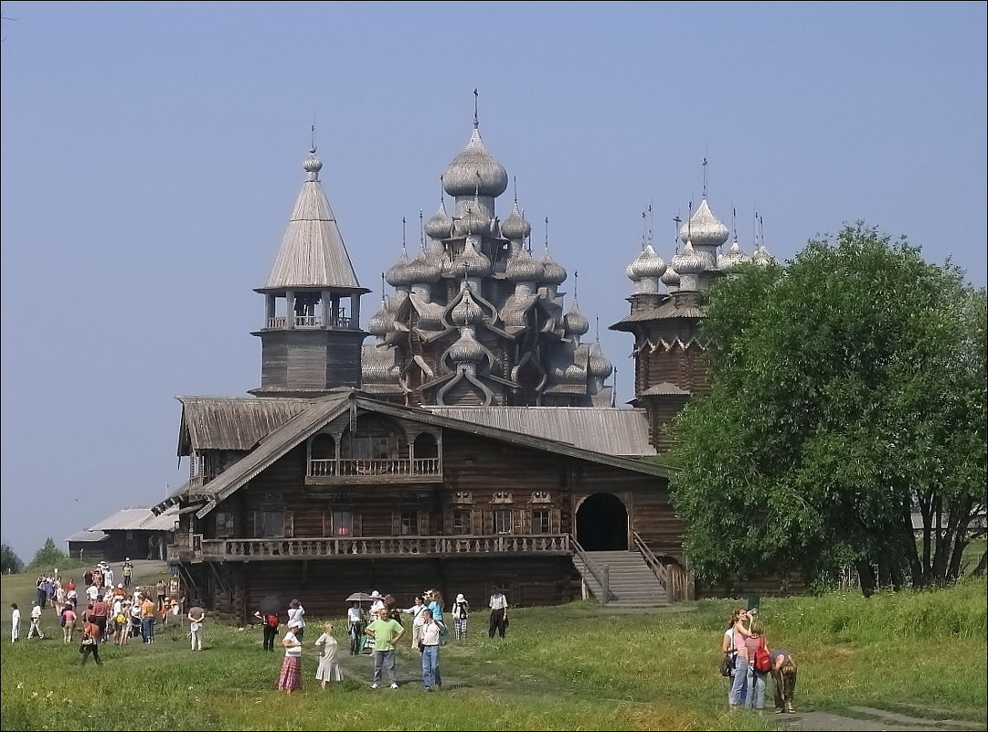 Группа туристов в Кижах - Владимир Стаценко