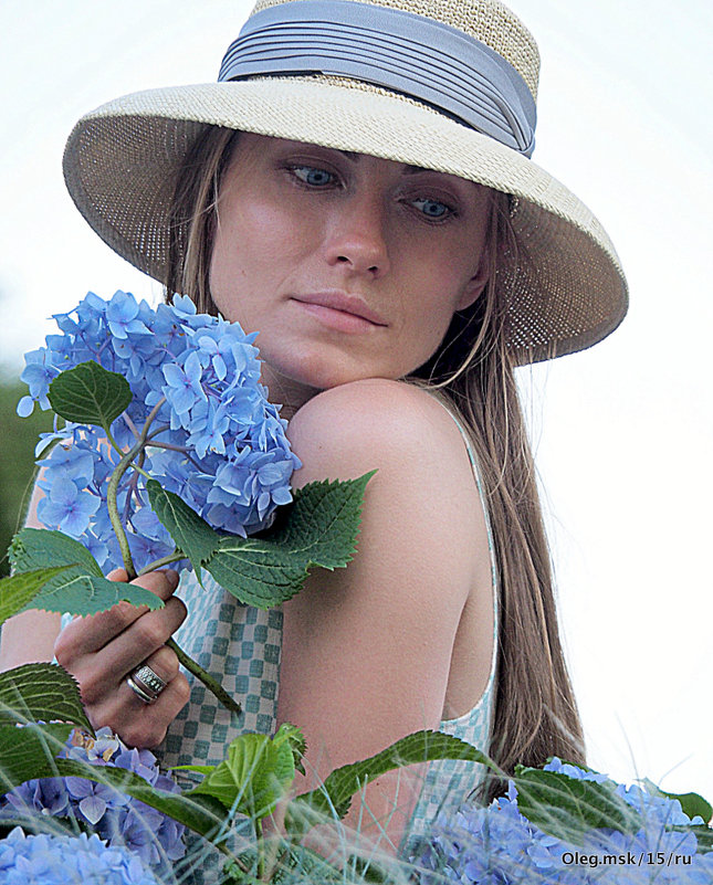 девушка с цветком - Олег Лукьянов