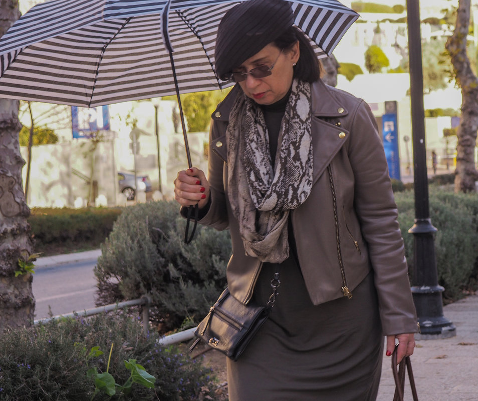 Женщина с зонтом - Alla Shapochnik
