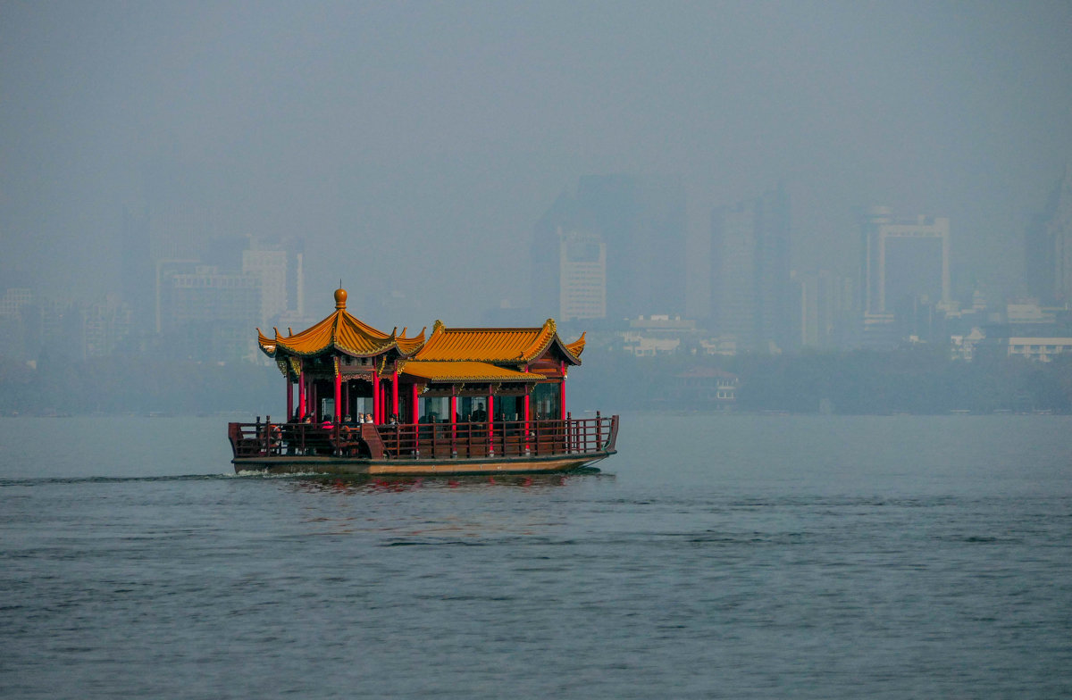Можно путешествовать и на древнем китайском пароме; озеро Сиху (г.Гуанчжоу виден в тумане) - Юрий Поляков