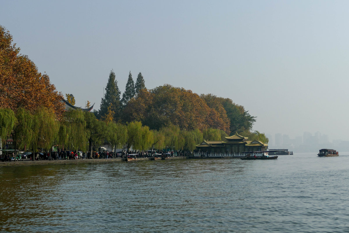 Туристы на берегу оз. Сиху (West Lake), Китай - Юрий Поляков