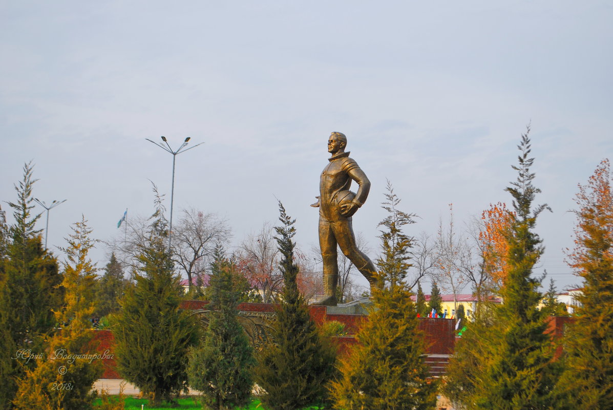 Памятник Ю Гагарину в Узбекистане - Юрий Владимирович
