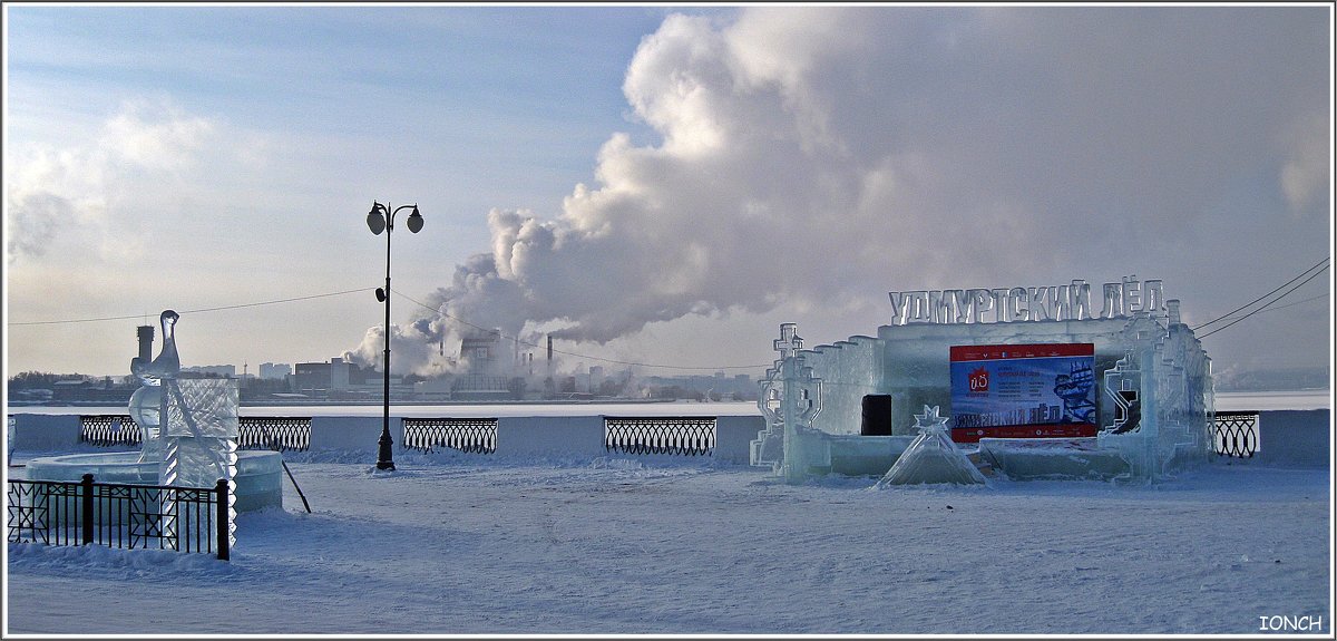 Удмуртский лёд, ижевский дым, фонарь на набережной, холод... - muh5257 