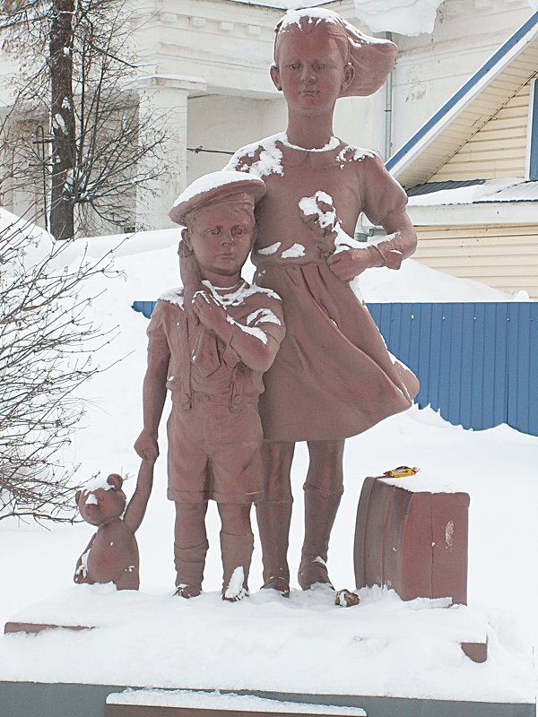 Скульптура эвакуированных из блокадного Ленинграда детей. - Любовь 