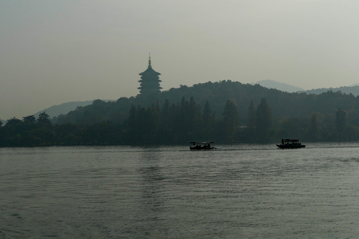 Пагода Лэй Фэн и лодки в тумане....(Китай) - Юрий Поляков