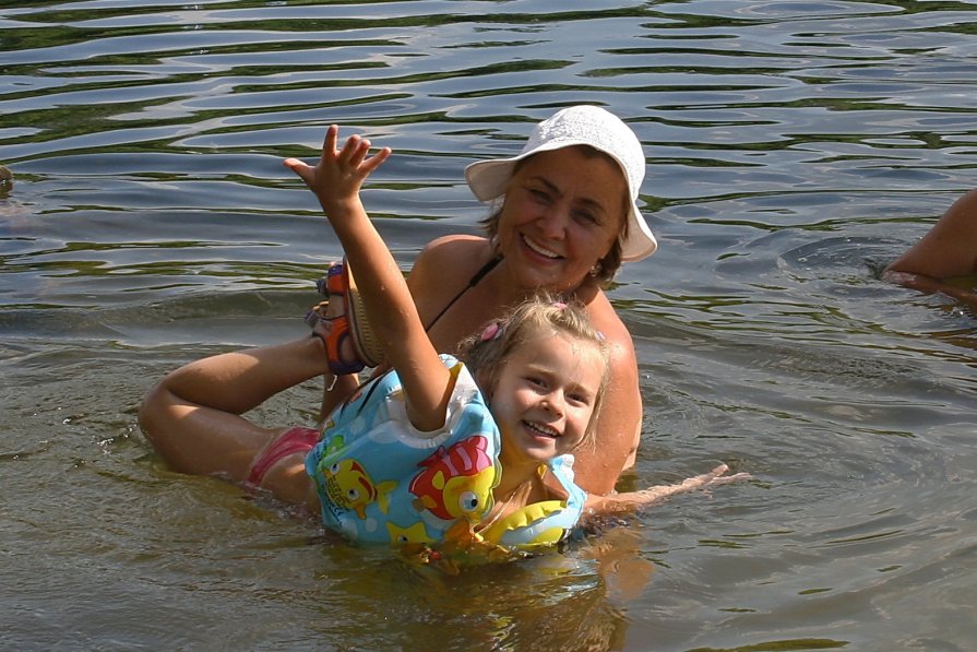 Оля с бабушкой купаются в реке - Андрей Трухачев