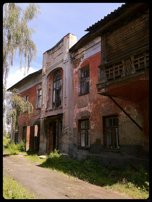 старый дом с балконом - hijsi sevole