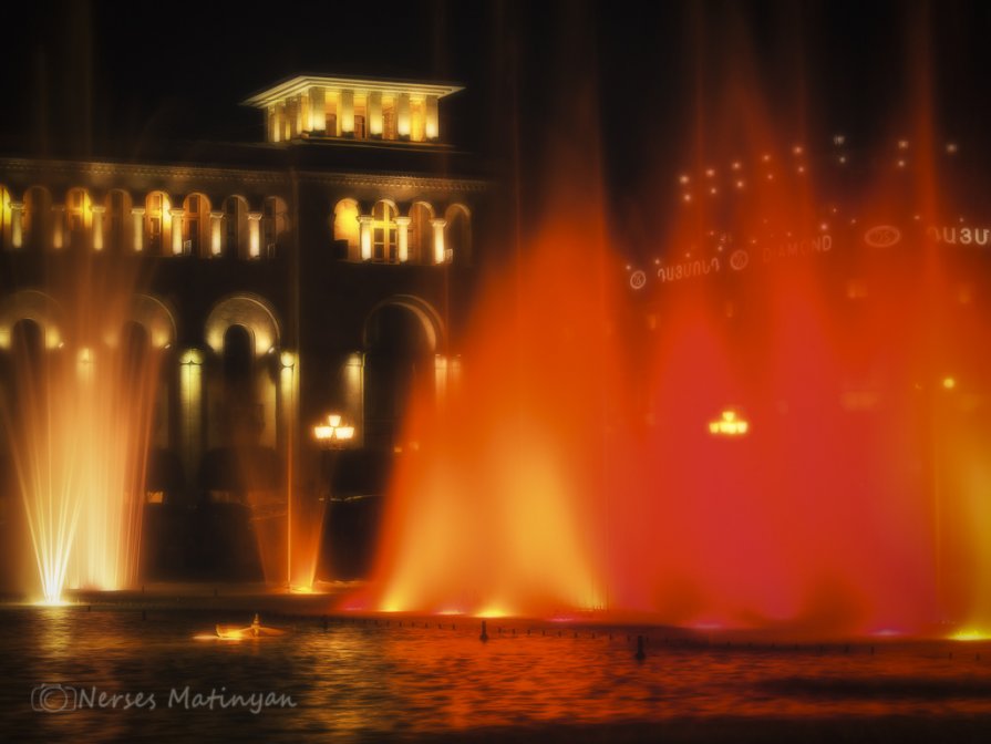 Ночной Ереван: поющие фонтаны. - Nerses Matinyan