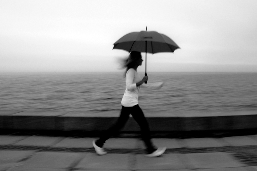 девушка с зонтом - Илья Покровский