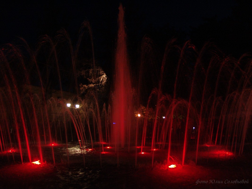 Один фонтан - шесть цветов. Красный... - Yuliya Soloviova Соловьева