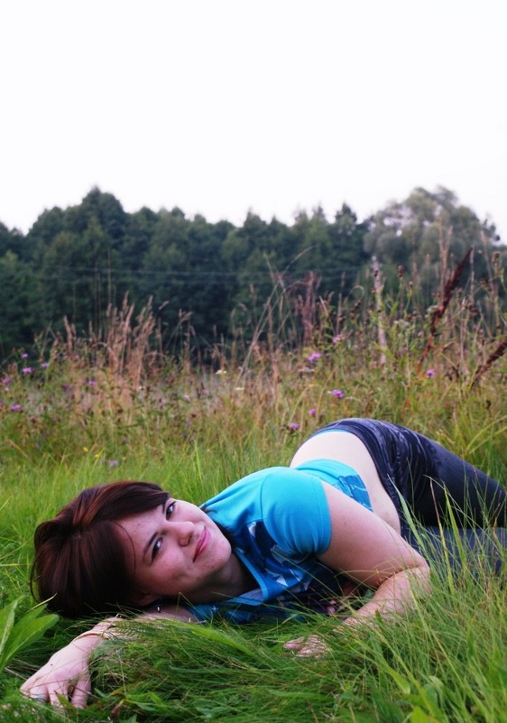 Я лежу на зелёном лугу распластавшись на солнечном лете - Джастина Голополосова