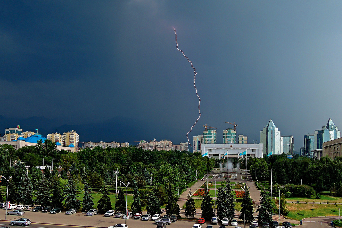 Гроза над городом - Сухоруких Елена 