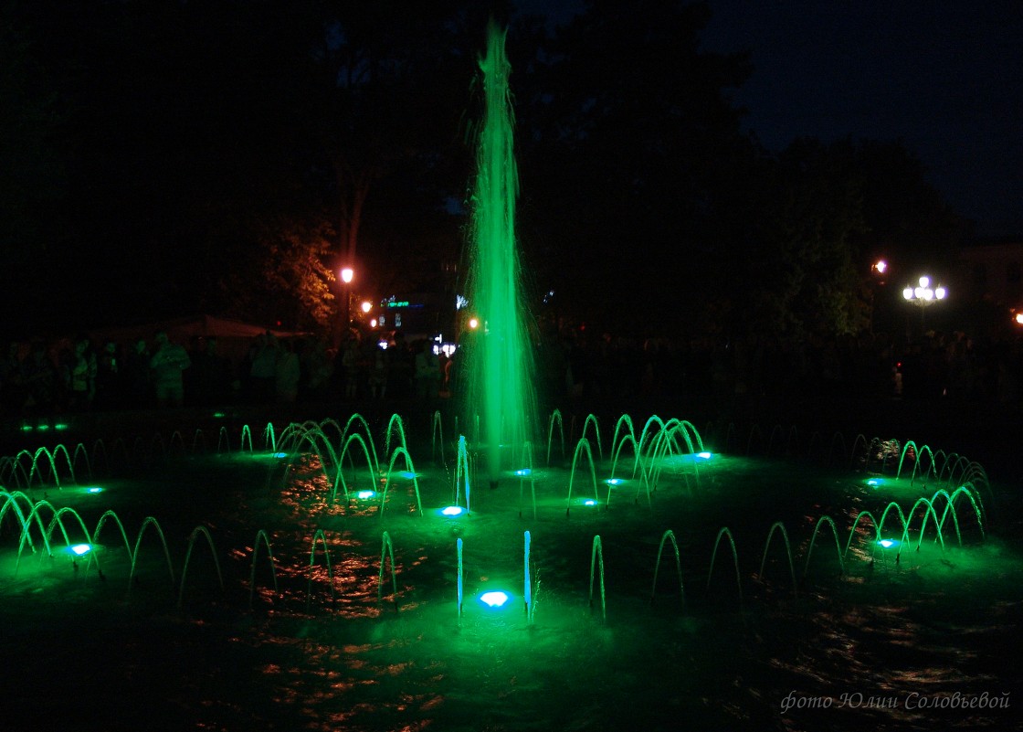 Один фонтан - шесть цветов. Зеленый... - Yuliya Soloviova Соловьева