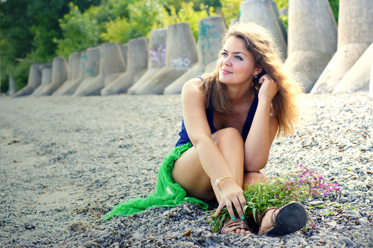 Девушка на берегу - Галия Бахтиярова