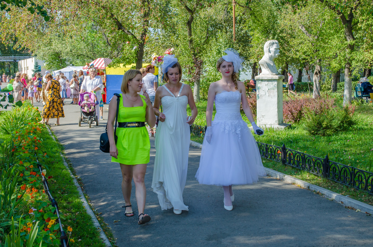 Невесты гуляют в парке - Евгения Новикова
