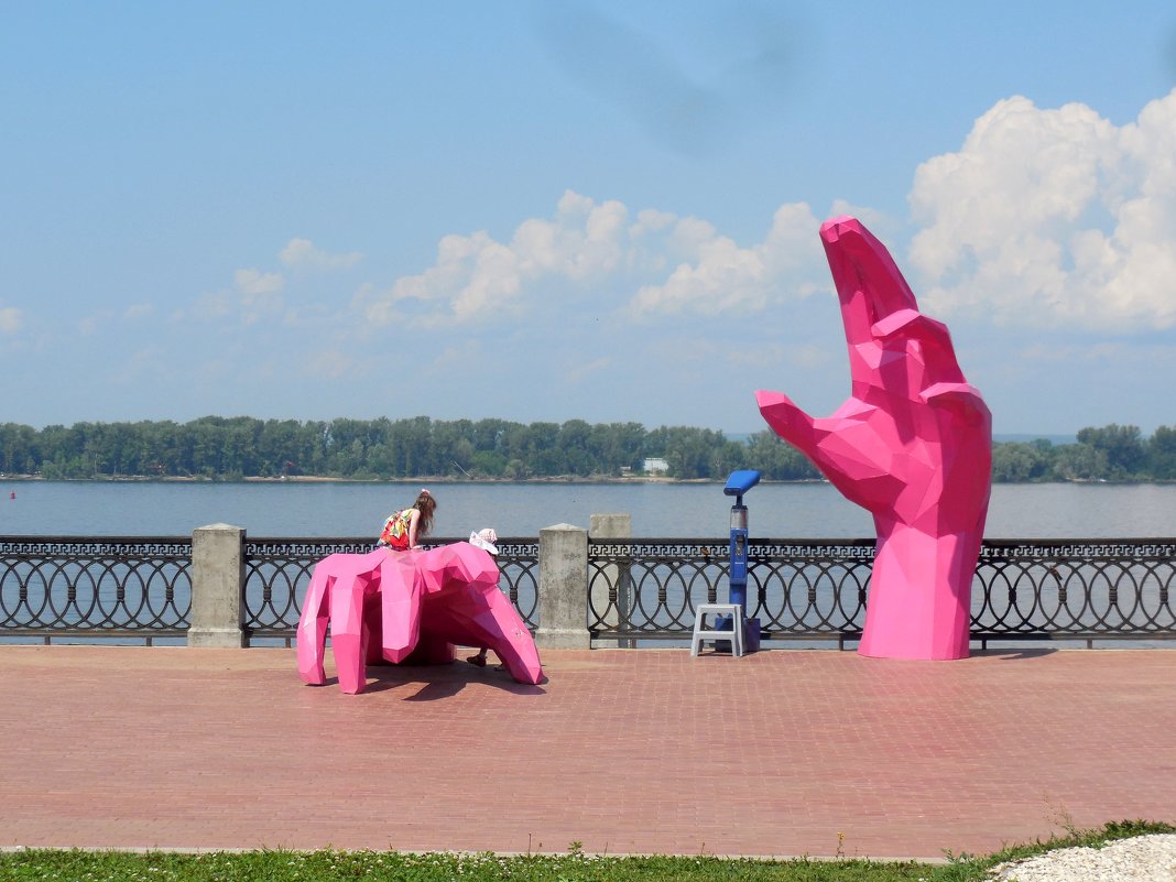 Скульптура" Слепой интерес"Ирины Павловой на набережной Самары - Надежда 