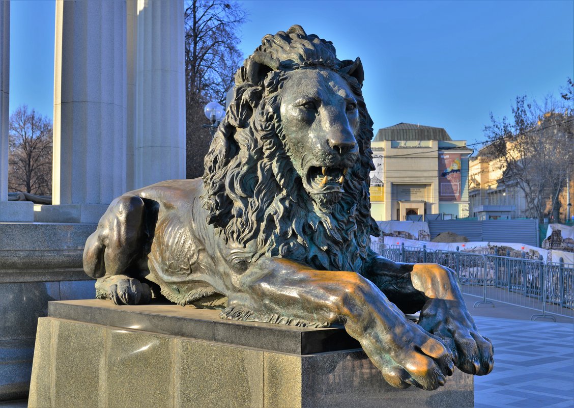 Фрагмент памятника  Императору Александру второму - Константин Анисимов