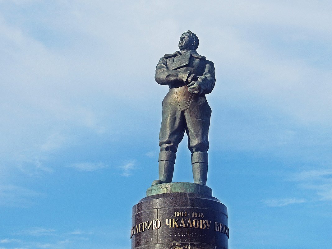 Памятник В.П. Чкалову - Лариса 
