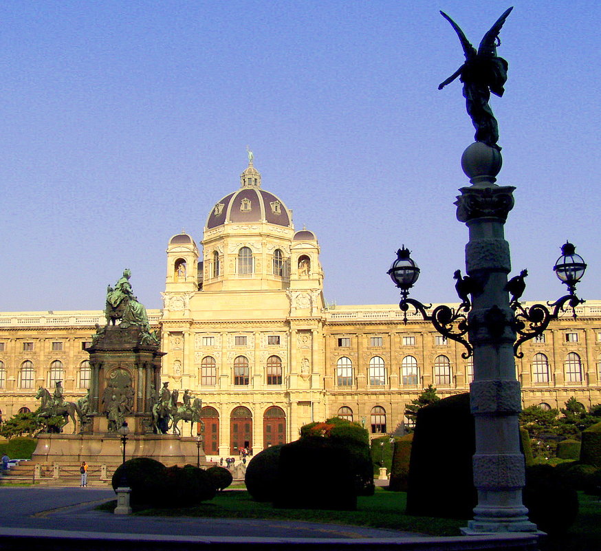 Площадь музеев в Вене - Лара Амелина
