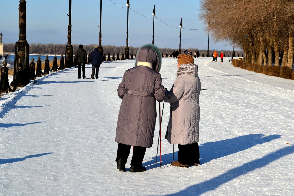 Многие на прогулку выходят с палочками...Причём у каждого свои... - Aлександр **