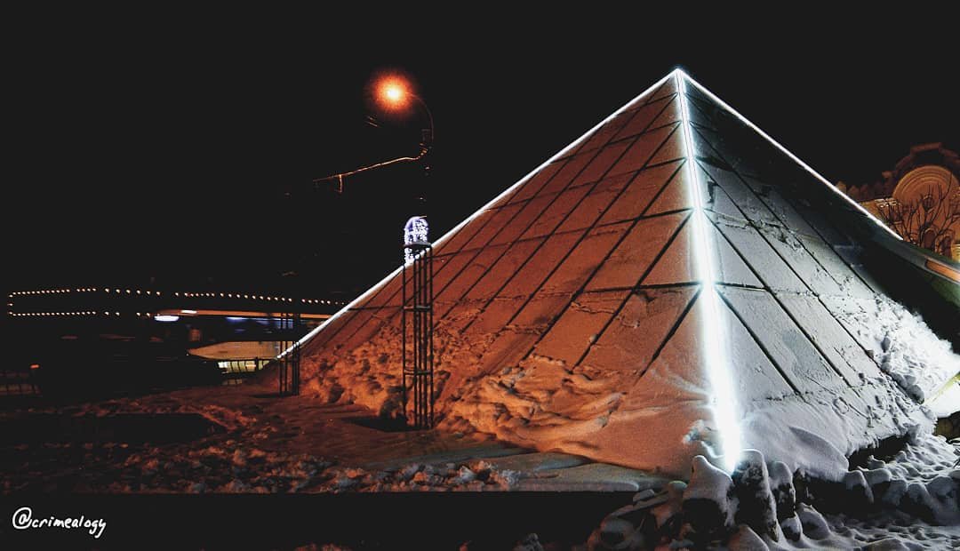 Пирамидальная ночь Симферополя... Pyramid night of Simferopol... - Сергей Леонтьев