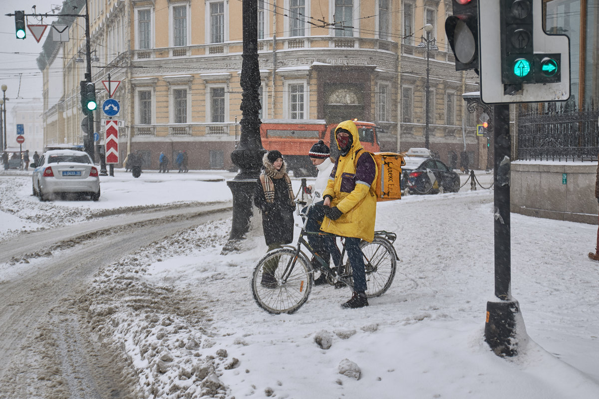 Снег в городе - развозчик еды - Алексей Корнеев
