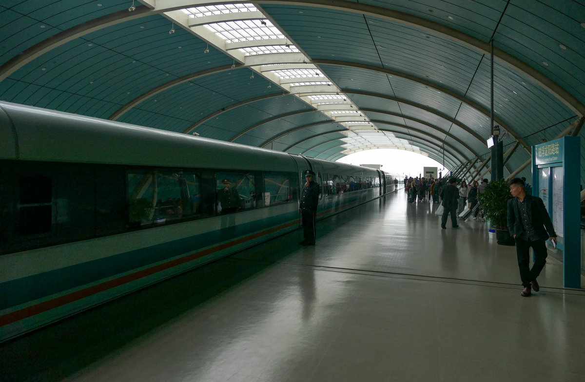 Свисток и поезд на магнитной подушке отходит от платформы (Китай) - Юрий Поляков