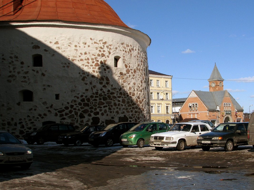 Круглая башня на рыночной площади... - Юрий Куликов