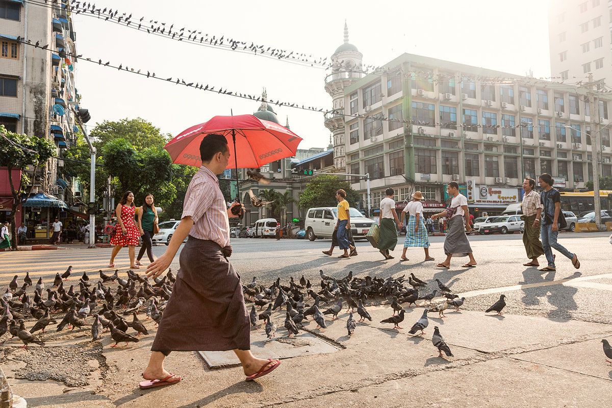 А тем временем, в Янгоне люди изнывают от жары - huh -