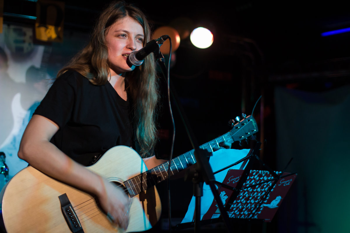 Девушка с гитарой на сцене - Виктория Маринченко