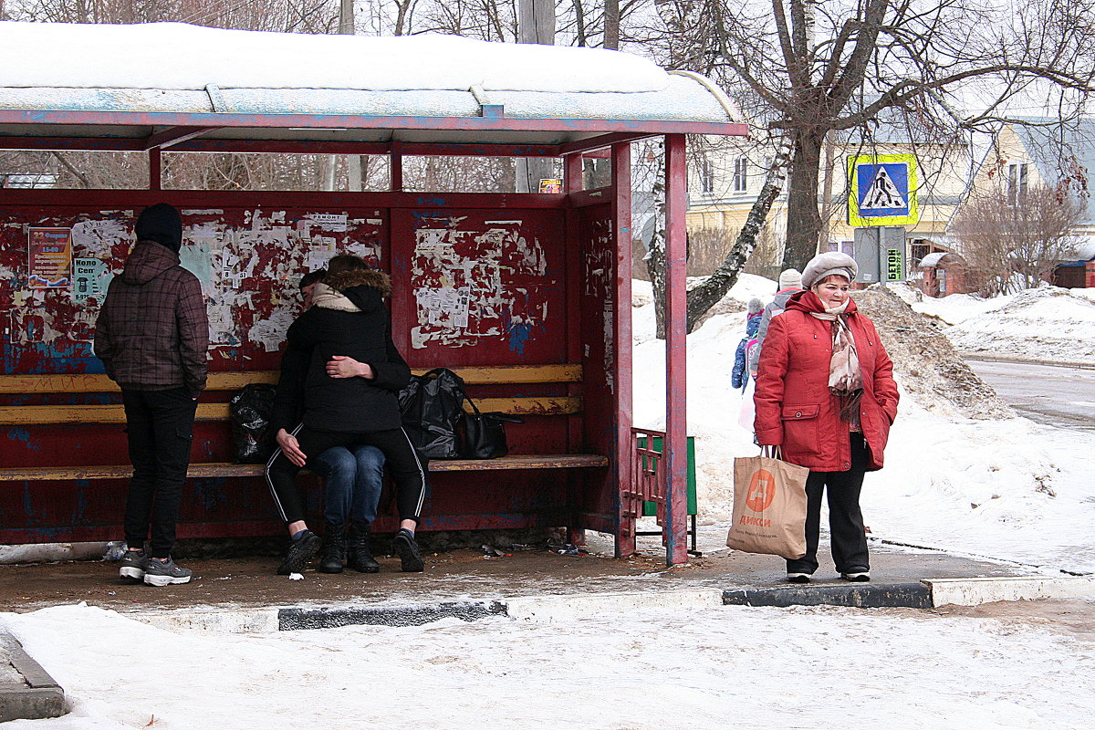 Днём на остановке. - Любовь 