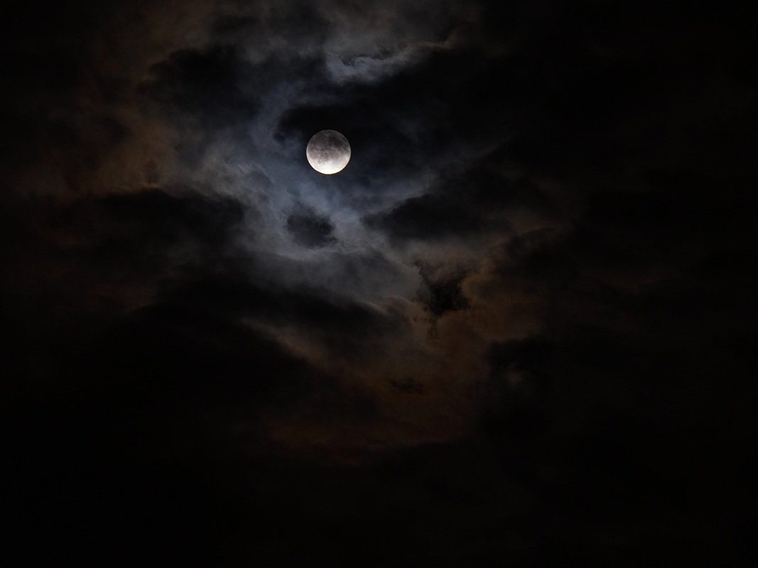 Луна в пучине облаков - Сеня Белгородский