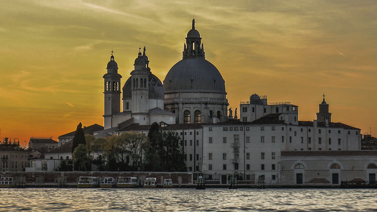 Venezia. Chieza Santa Maria della Salute.Vista dal canale della Giudecca. - Игорь Олегович Кравченко