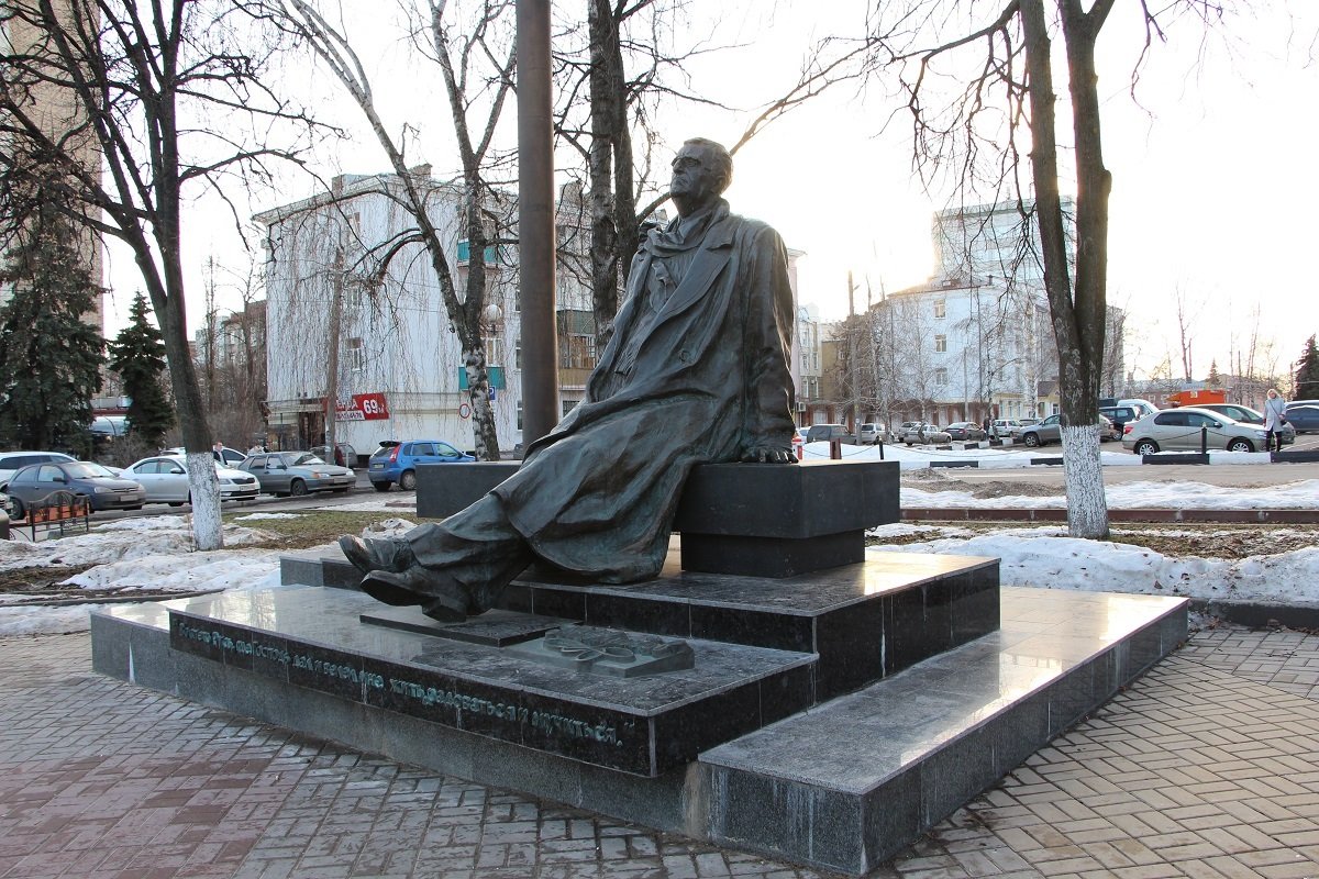 Памятник композитору Г.В. Свиридову установлен в 2005 г. - Надежд@ Шавенкова
