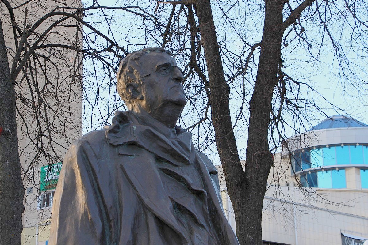 Памятник композитору Г.В. Свиридову установлен в 2005 г. - Надежд@ Шавенкова